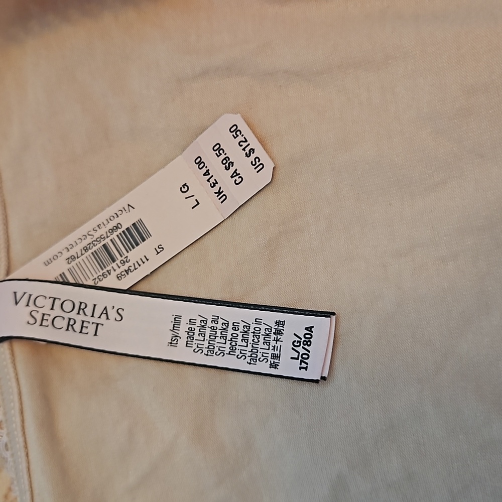 Victoria Secret, 2 pairs of panties & gift bag - Picture 4 of 10